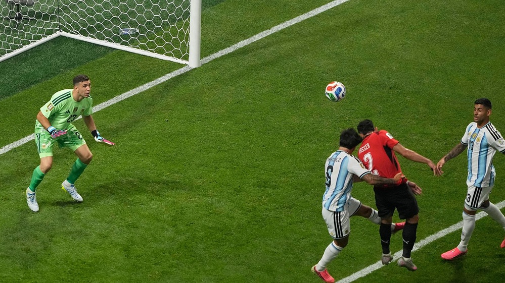Lo que no se vio de un partido para la historia de los Mundiales: del cartel del Ratón Ayala a la indicación mágica de Messi
